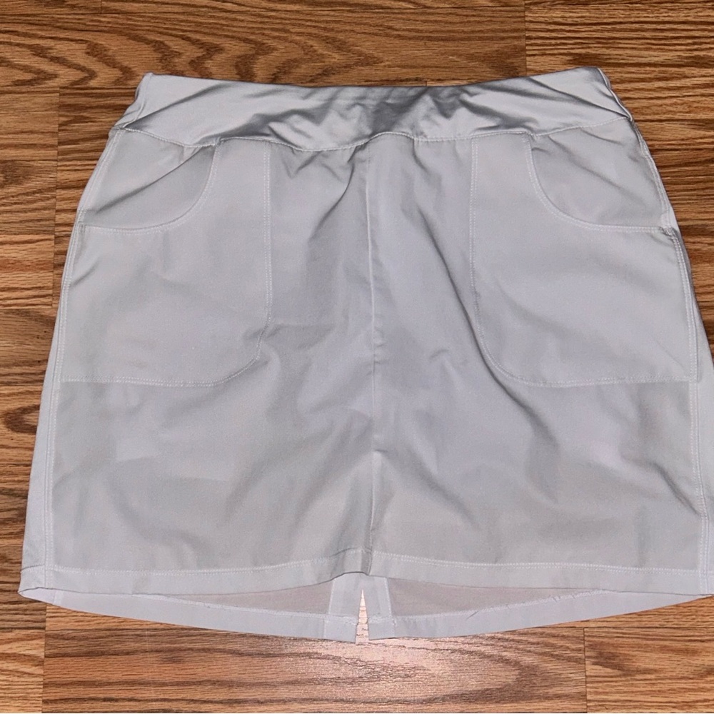 White Skorts with Elastic Waistband and Lightweight Fabric